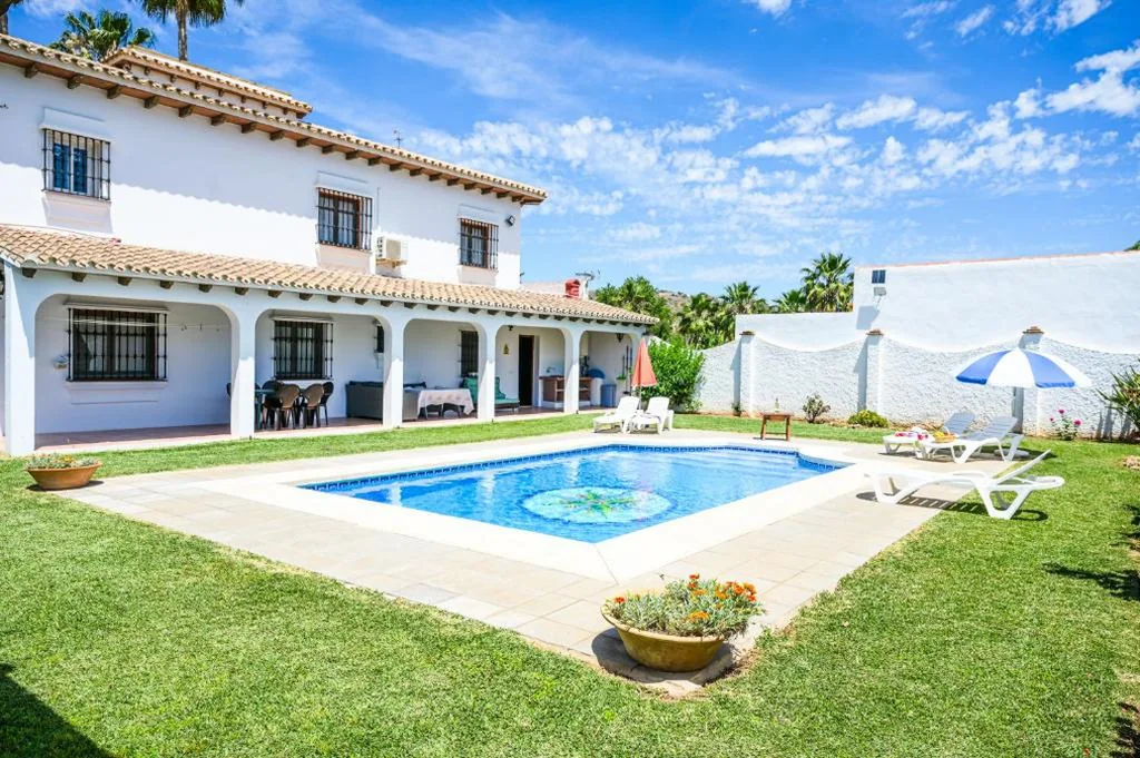 Haus mit 4 Schlafzimmern — Amplia casa rural con precioso jardín cerca de Málaga capital.
