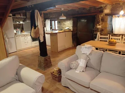 Amplia y cómoda casa de piedra con porche y jardín — foto 4