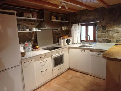 Amplia y cómoda casa de piedra con porche y jardín — foto 8