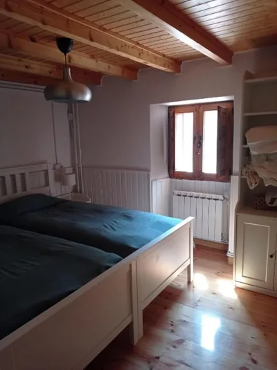 Amplia y cómoda casa de piedra con porche y jardín — foto 11