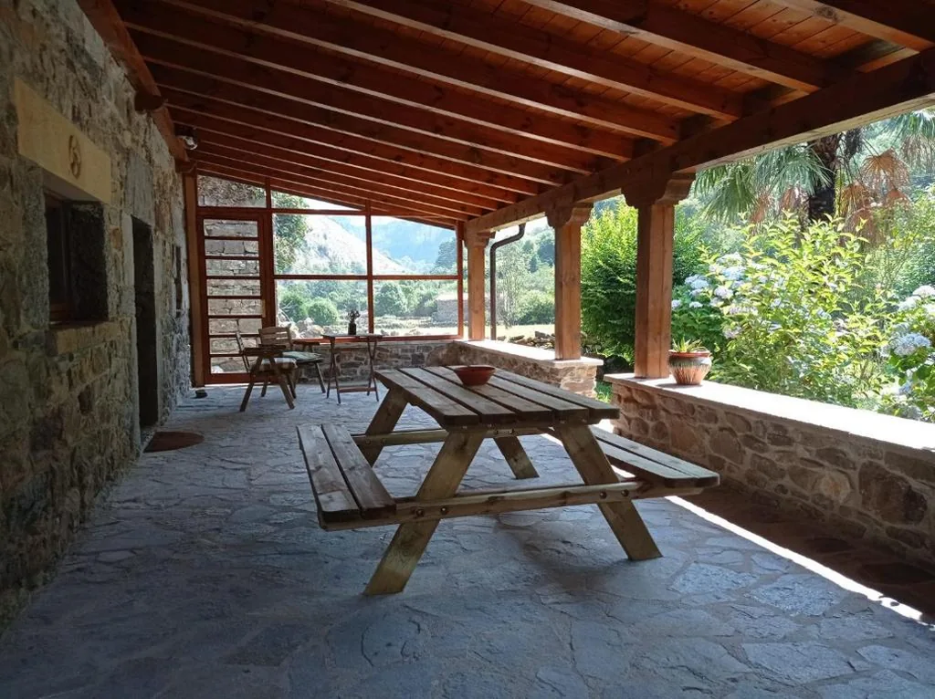 Casa de 3 dormitorios — Amplia y cómoda casa de piedra con porche y jardín