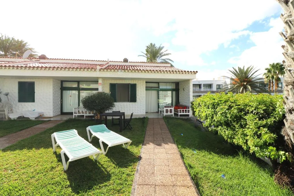 Casa de 2 dormitorios — Amplio Bungalow con Piscina climatizada cerca del Yumbo y a pasos de Playa del Inglés