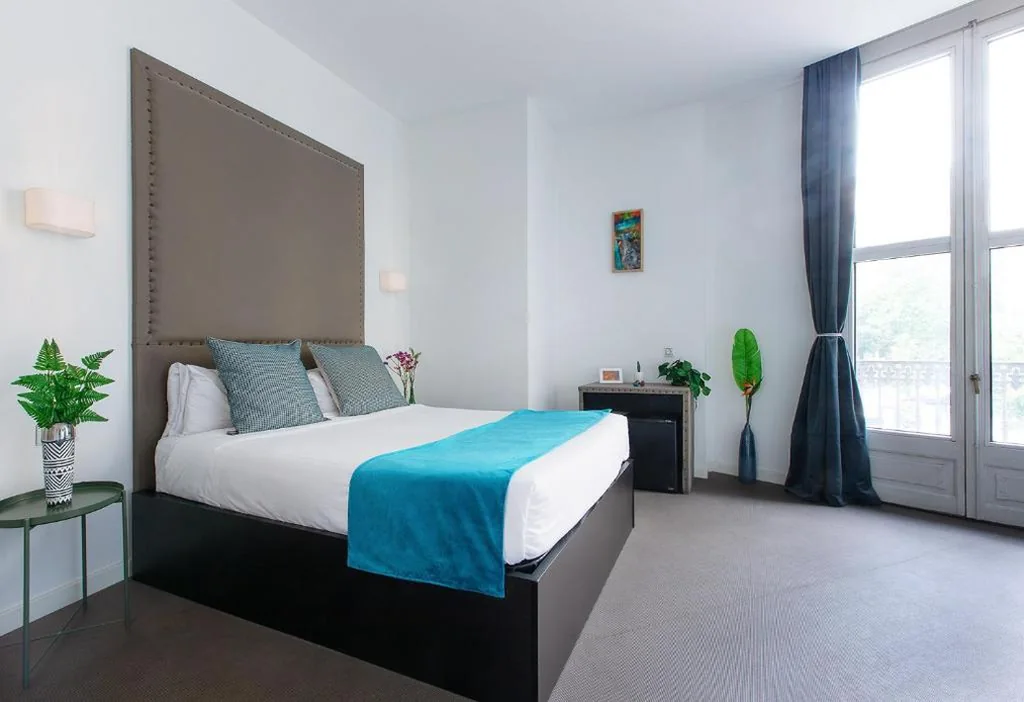 Doppelzimmer mit Balkon — Amra Barcelona Caspe