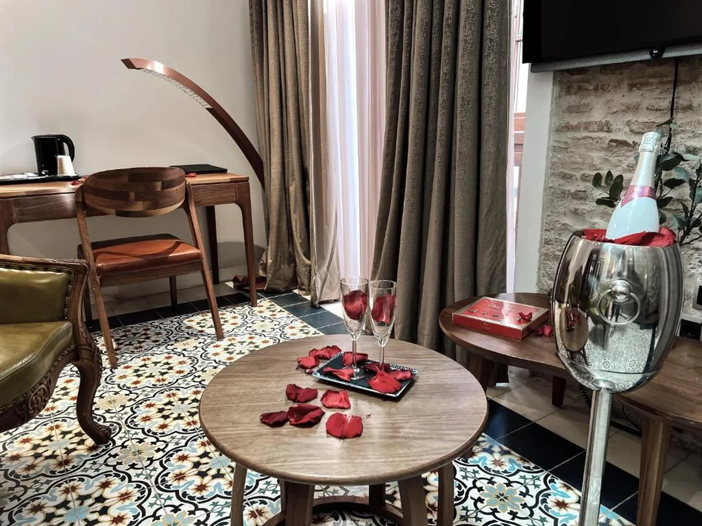 Suite met bubbelbad — Anahita Boutique Hotel