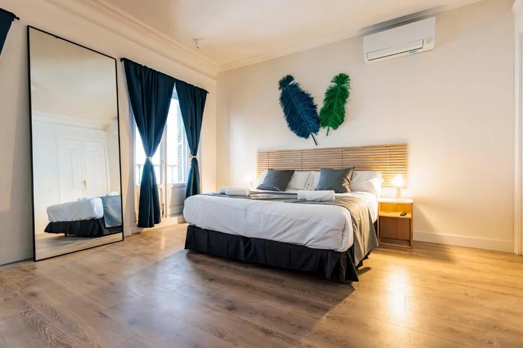 Zimmer mit Gemeinschaftsbad – großes Bett — Ananda Boutique Coliving