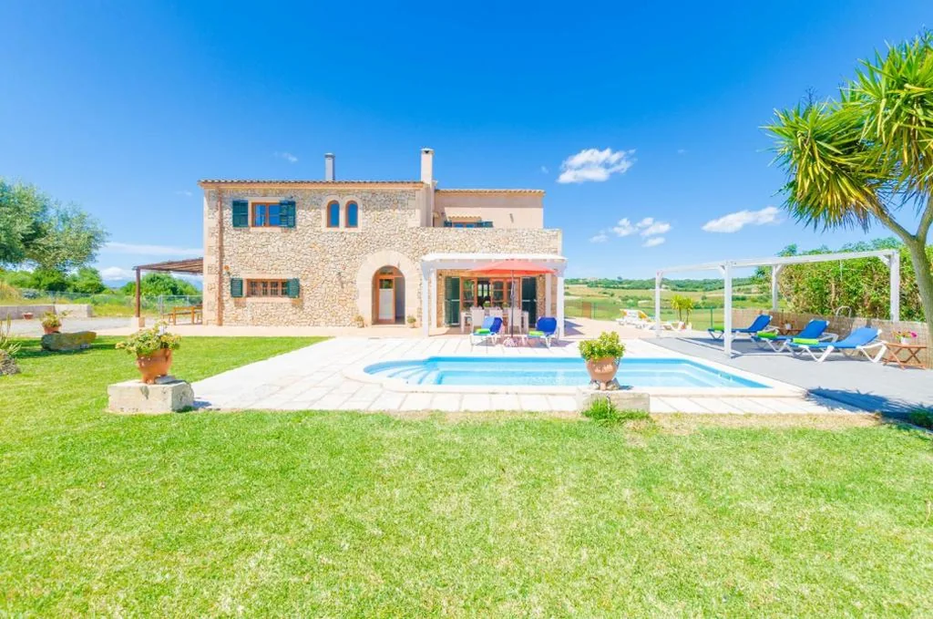 Villa con 4 camere da letto — Angigal