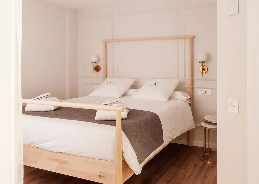 Habitación Deluxe con cama extragrande — Aniana Alojamiento Boutique