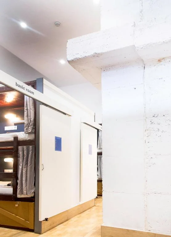 Chambre basique avec salle de bains privative — Ant Hostel Barcelona