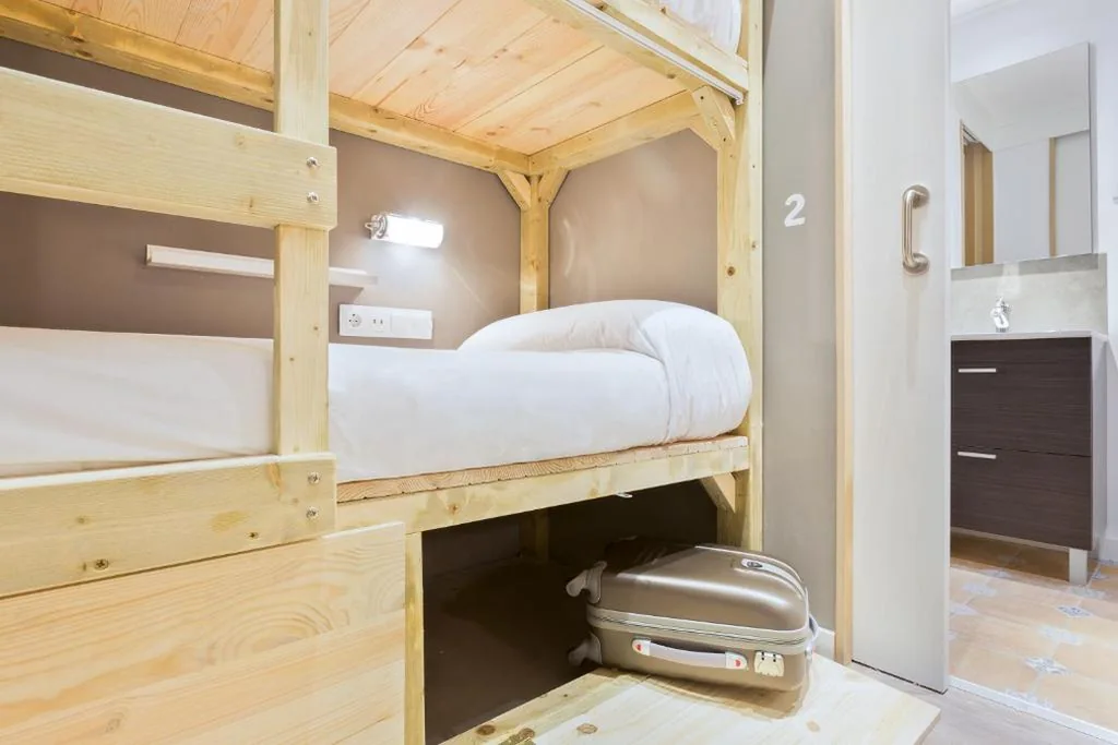Chambre quadruple standard privée avec salle de bains privative — Ant Hostel Barcelona