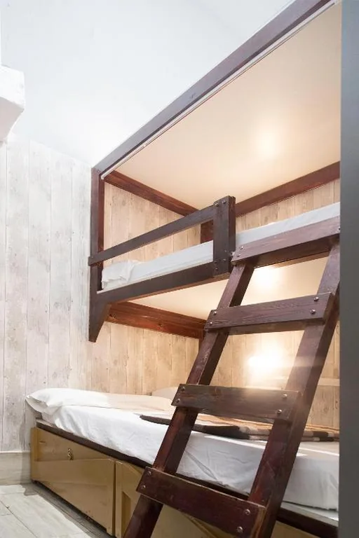 Chambre triple avec salle de bains privative — Ant Hostel Barcelona