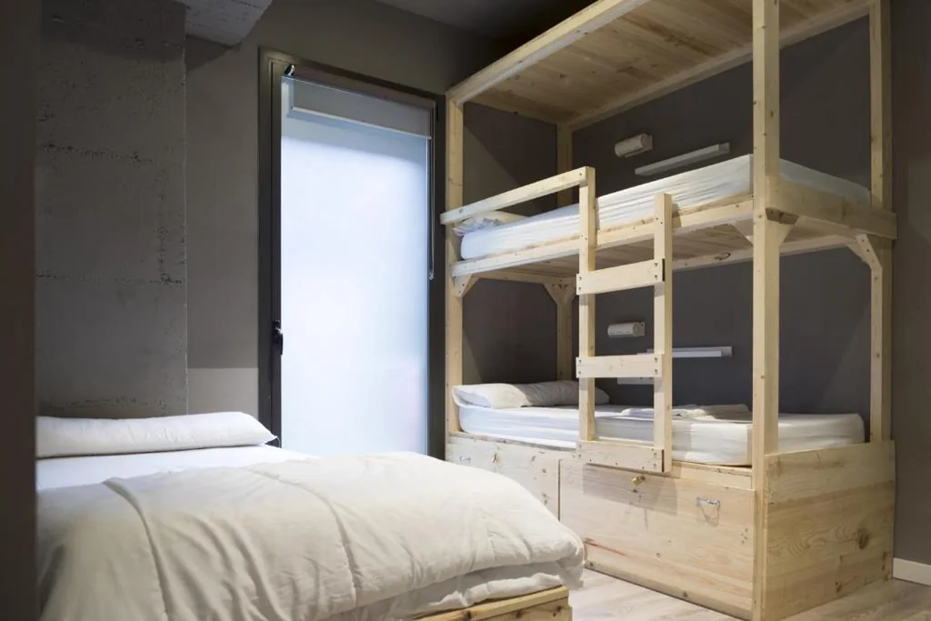 Chambre triple privée avec 3 lits simples et salle de bains privative — Ant Hostel Barcelona