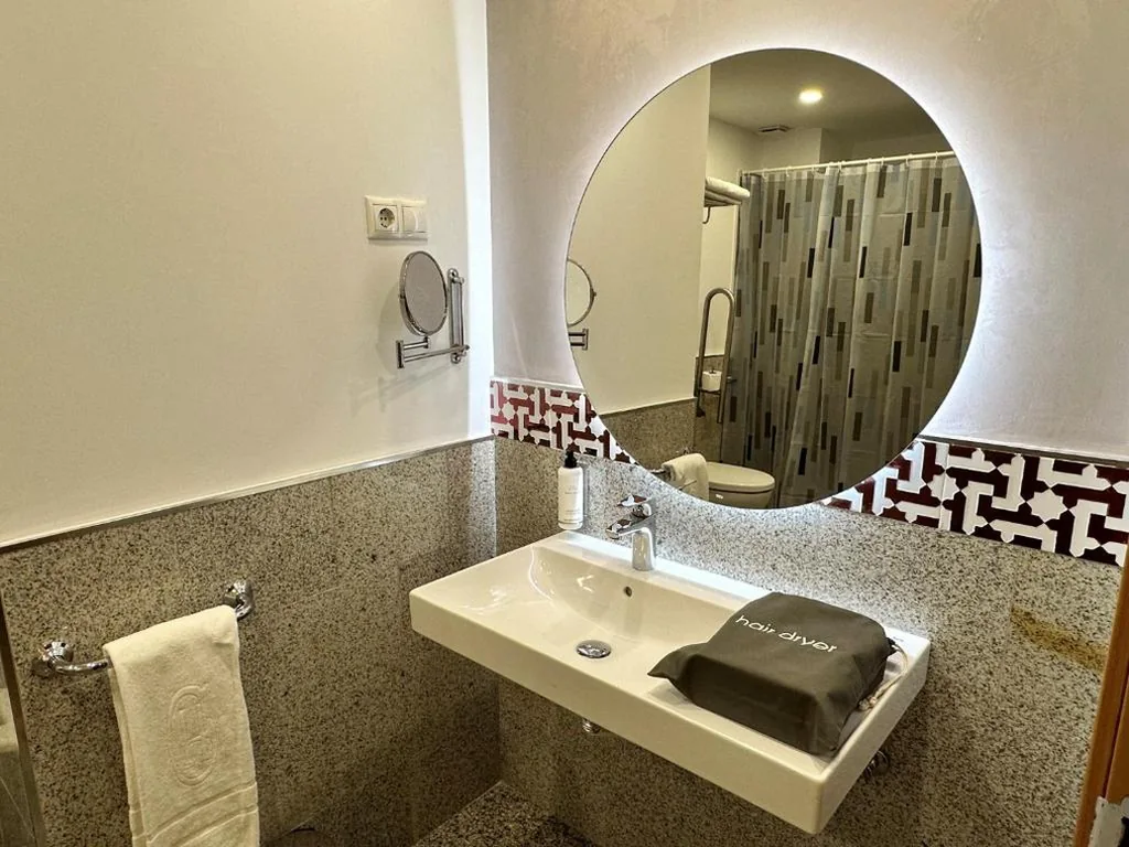 Zimmer mit extragroßem Bett und bodengleicher Dusche - für Personen mit eingeschränkter Mobilität geeignet — Antídoto Rooms Zocodover Check-in on line