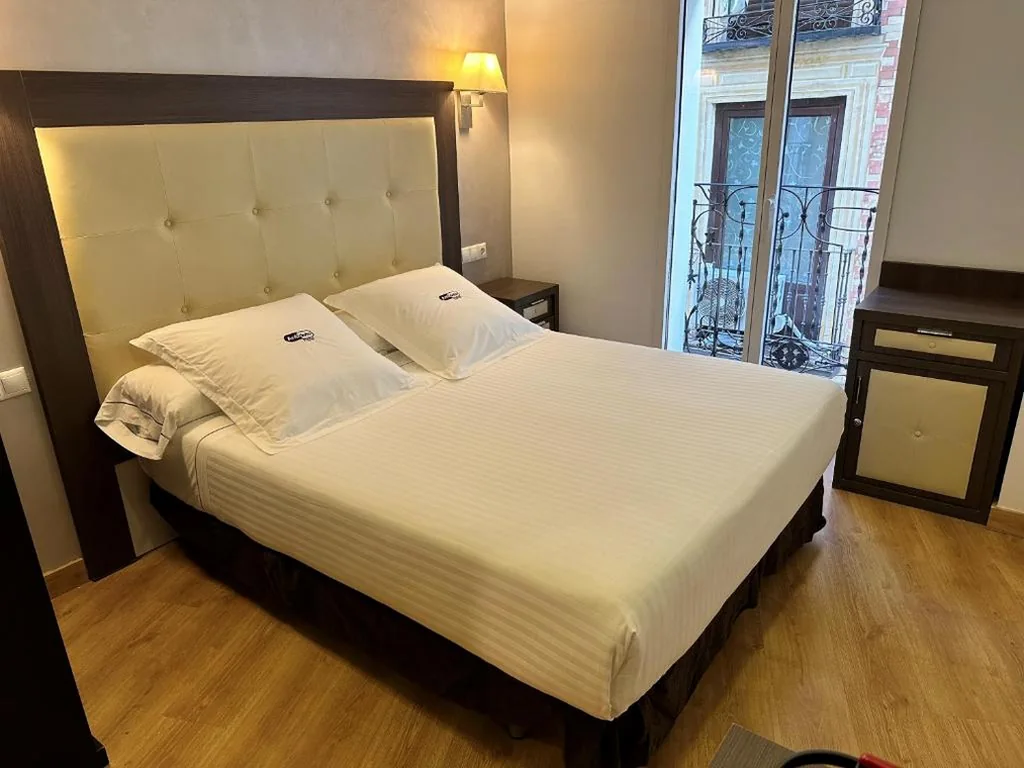 Günstiges Doppelzimmer - 1 oder 2 Betten — Antídoto Rooms Zocodover Check-in on line