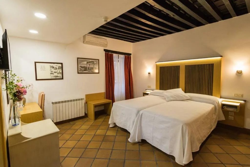 Doppelzimmer mit eigenem Bad – 2 Betten — Antika Snoga