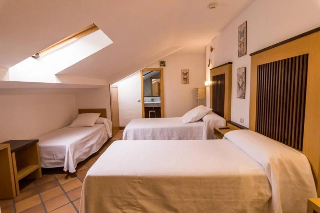 Dreibettzimmer mit eigenem Bad — Antika Snoga
