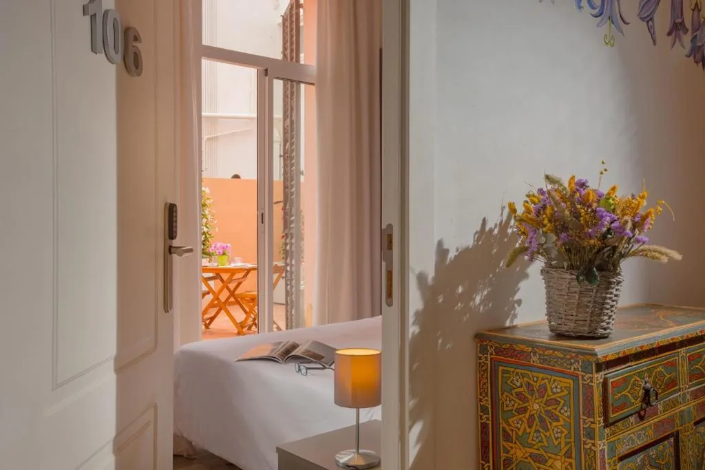 带大床并可欣赏花园景色的客房 — Antonios Hostal