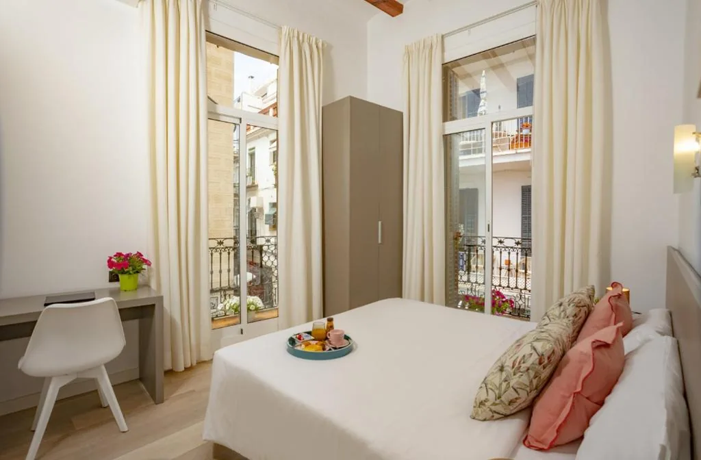 带阳台的双人间 — Antonios Hostal
