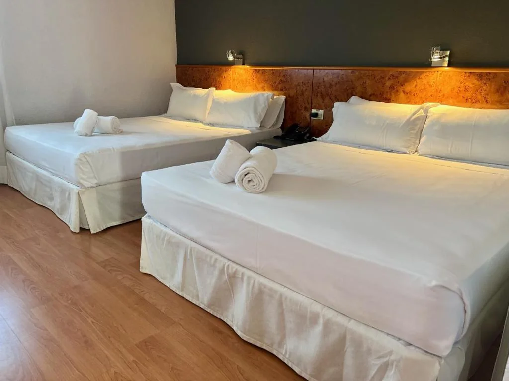 Vierbett-Familienzimmer mit 2 Betten — AP Hotel Madrid Airport