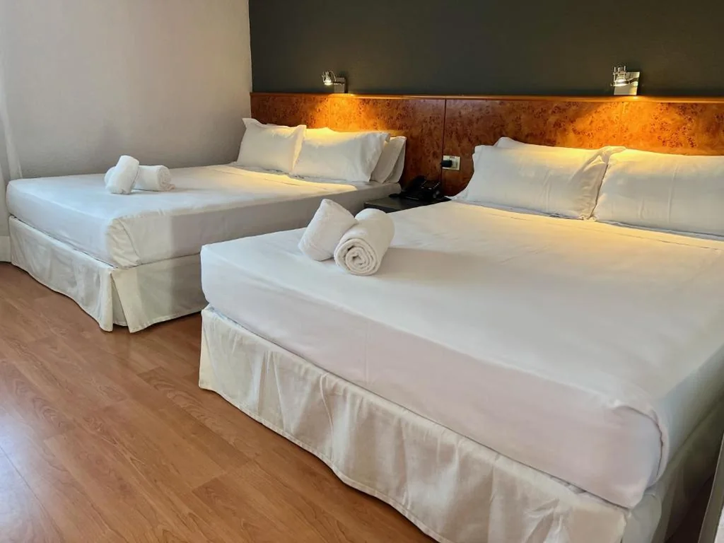 Dreibett-Familienzimmer mit 2 Betten — AP Hotel Madrid Airport