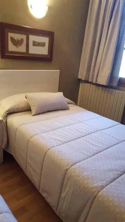 Habitación Doble con cama supletoria - 2 camas — Aparta-Hotel Puertolas