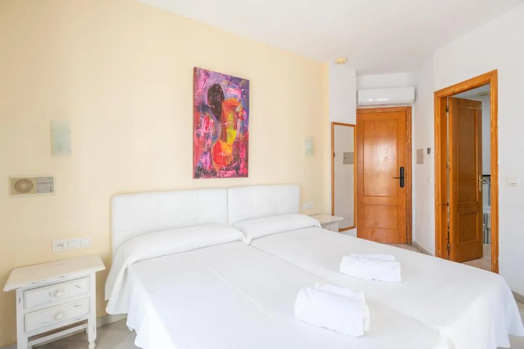 Habitación Doble Económica — Apartahotel Playamaro by Dorobe