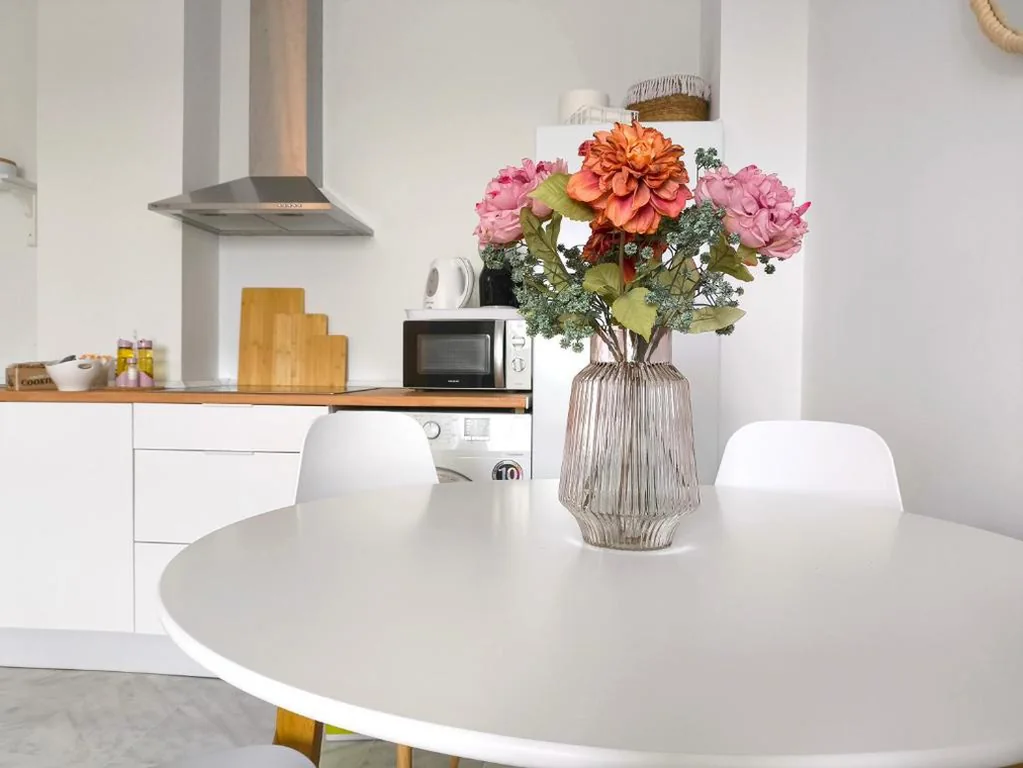 Appartamento Deluxe con 1 camera da letto e vista sul giardino — Apartamento acogedor - piscina - parking