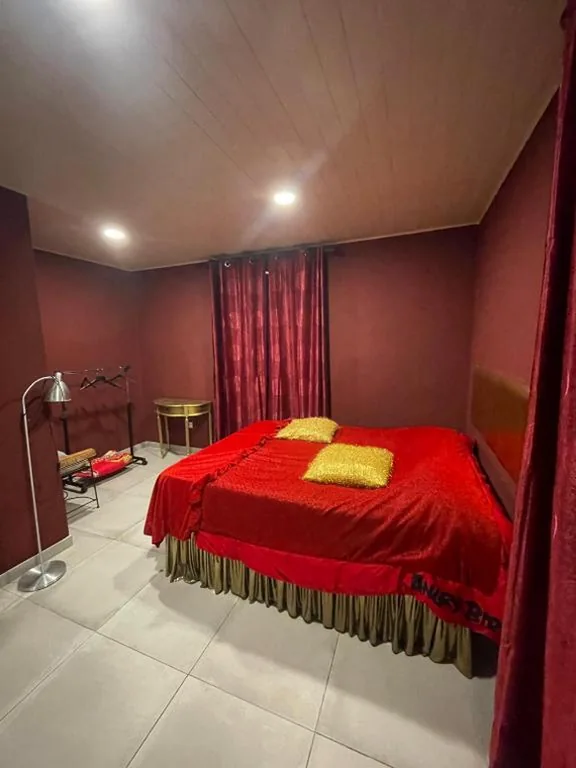 Apartamento con jardín y pequeña piscina privada para refrescarse