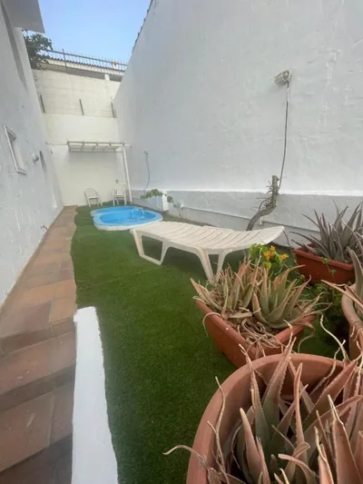 Apartamento con jardín y pequeña piscina privada para refrescarse — Foto 11
