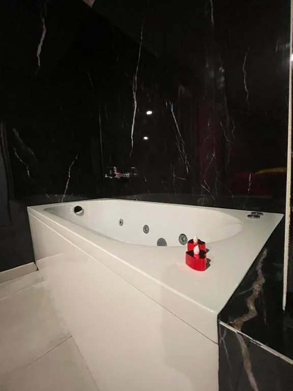 Doppelzimmer mit Poolblick — Apartamento con jardín y pequeña piscina privada para refrescarse