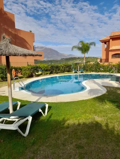 Apartamento espacioso con seis piscinas muy tranquilo y jardines cercano a la playa — photo 9