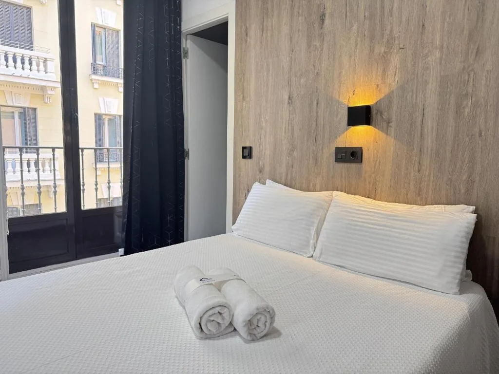 Camera doppia Deluxe con balcone — Apartamentos Day Madrid GRAN VIA I