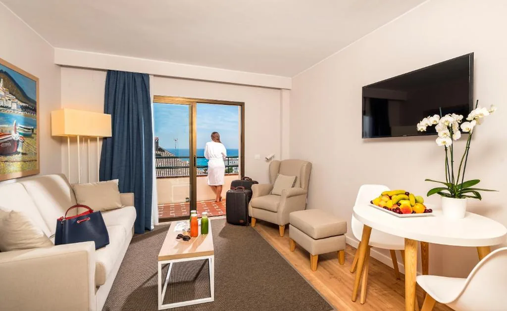 Deluxe-Doppelzimmer mit Balkon und Meerblick — Apartamentos Guitart