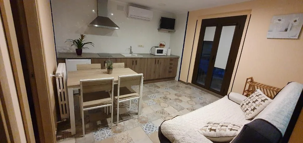 Habitación Triple con balcón — Apartamentos La Venta del Rome