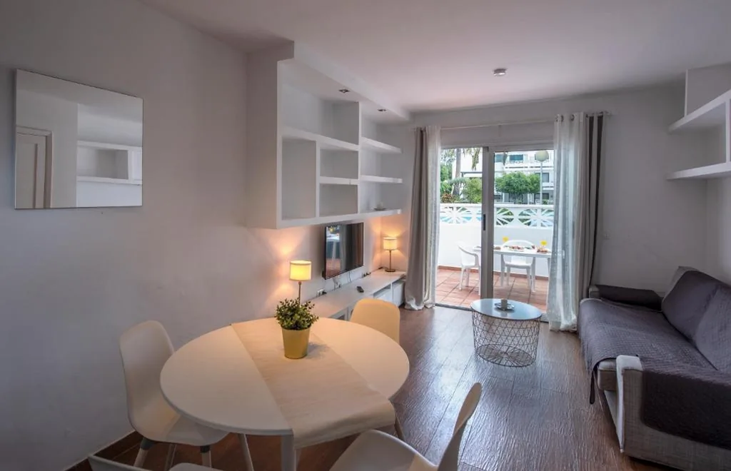 Maisonette-Apartment mit Terrasse — Apartamentos Los Rosales