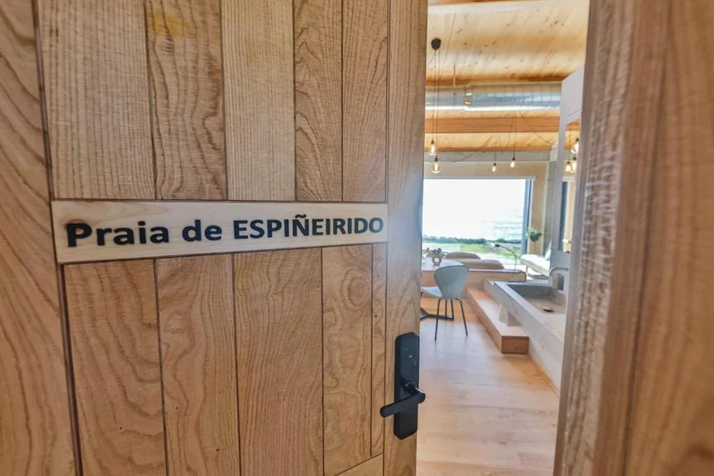 Deluxe-Doppelzimmer mit Meerblick – 1 oder 2 Betten — Apartamentos Luscofusco Costa da Morte