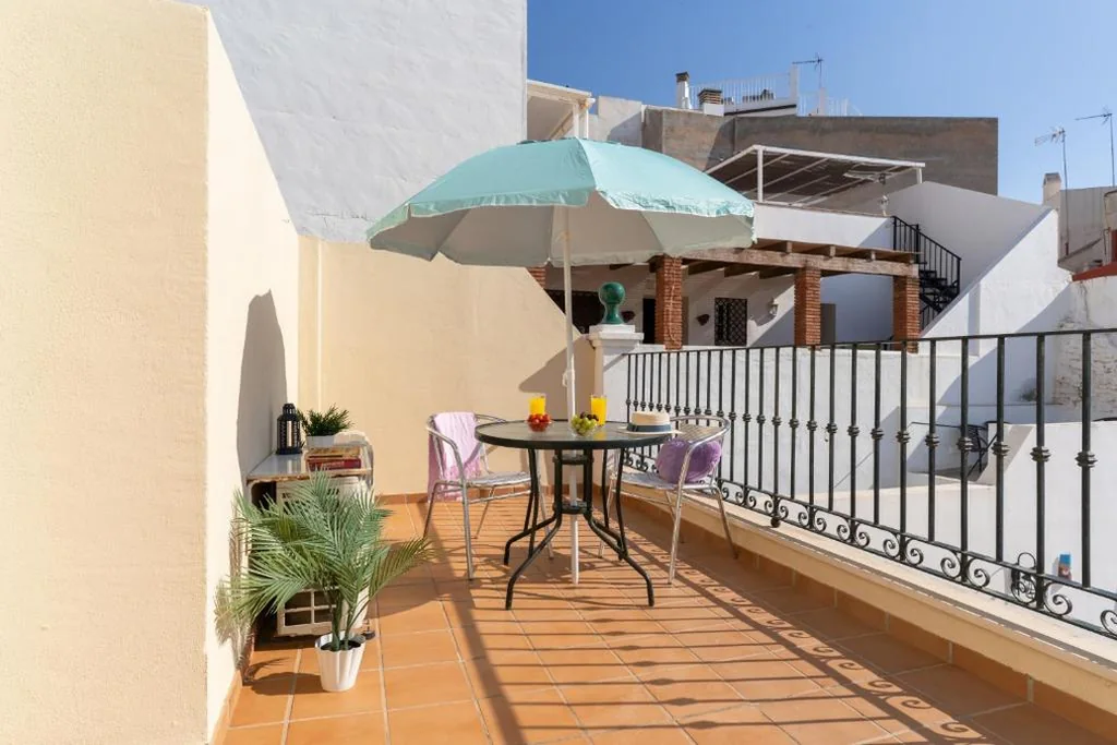 Monolocale con terrazza — Apartamentos Nerjaluna