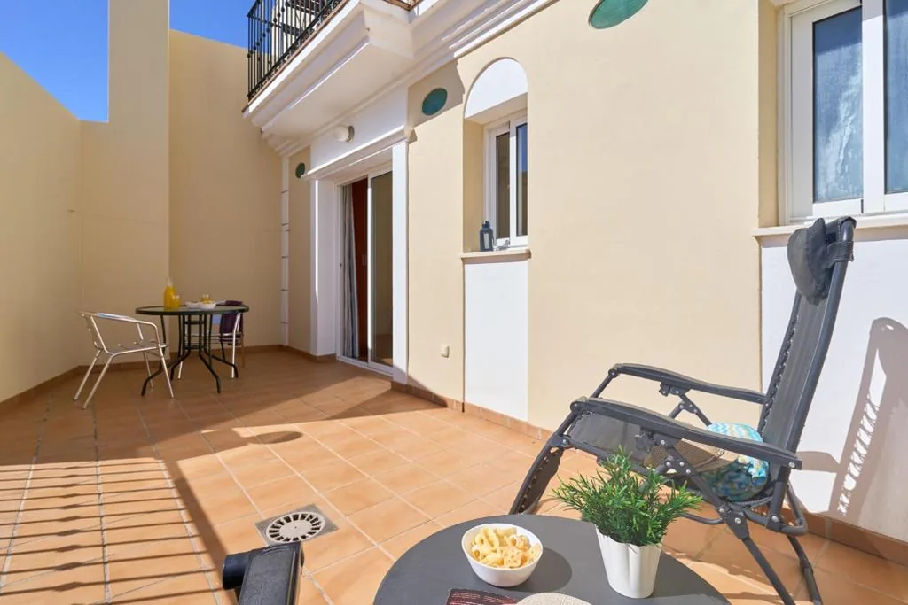 Monolocale con terrazza — Apartamentos Nerjaluna