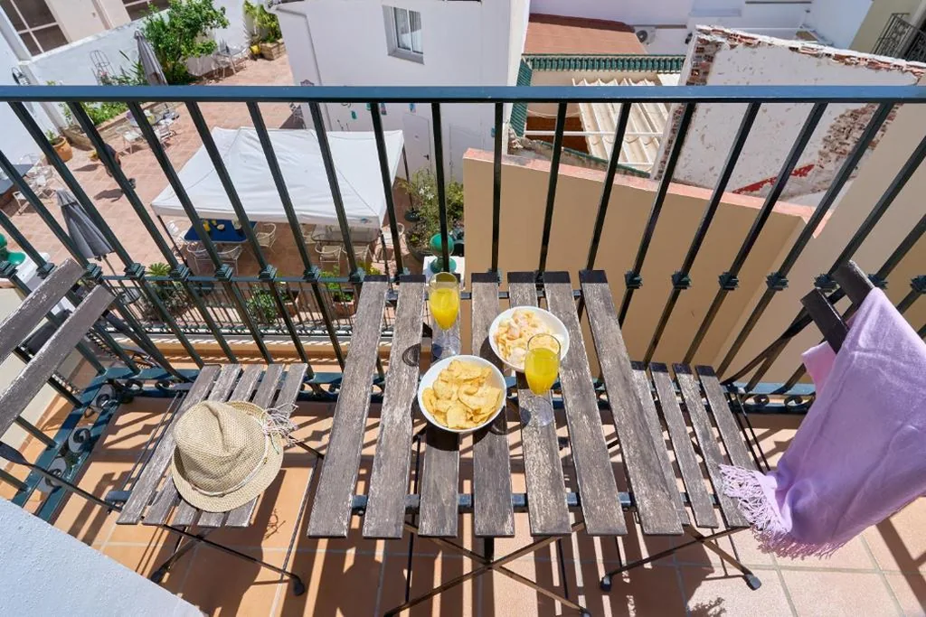 Monolocale con terrazza — Apartamentos Nerjaluna