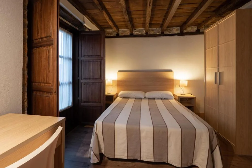 Camera doppia con bagno privato — Apartamentos Posada La Robla