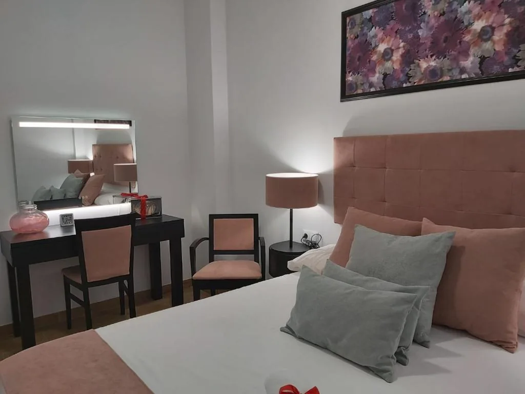 Doppelzimmer mit eigenem Bad — Apartamentos Rous - Solo adultos