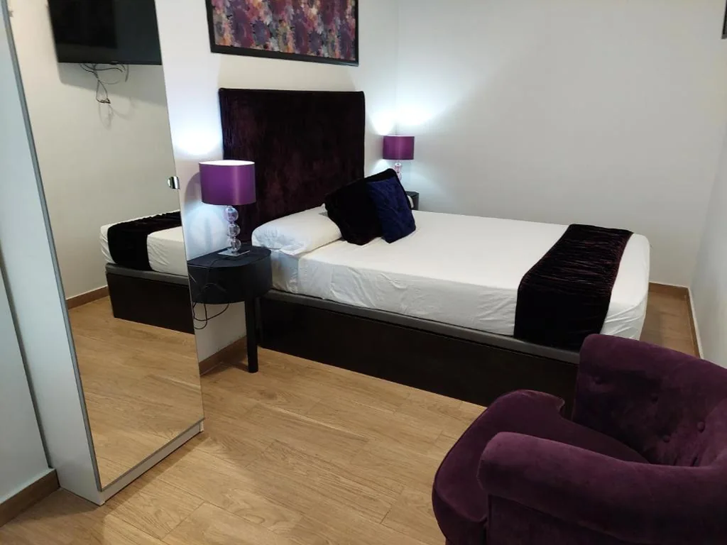 Doppelzimmer mit eigenem Bad — Apartamentos Rous - Solo adultos
