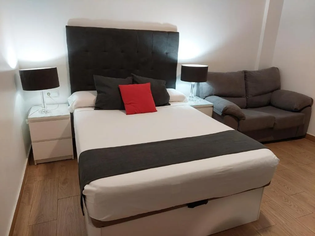 Doppelzimmer mit eigenem Bad — Apartamentos Rous - Solo adultos