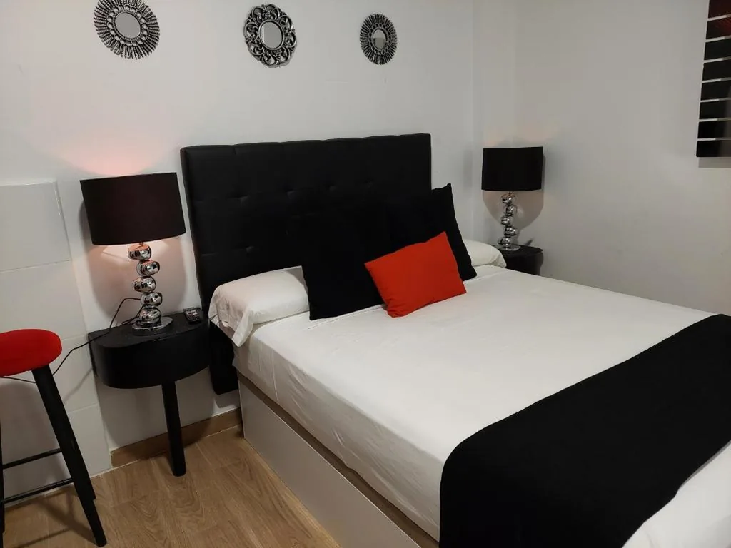 Doppelzimmer mit eigenem Bad — Apartamentos Rous - Solo adultos