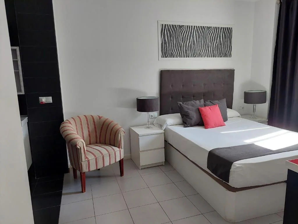 Doppelzimmer mit eigenem Bad — Apartamentos Rous - Solo adultos