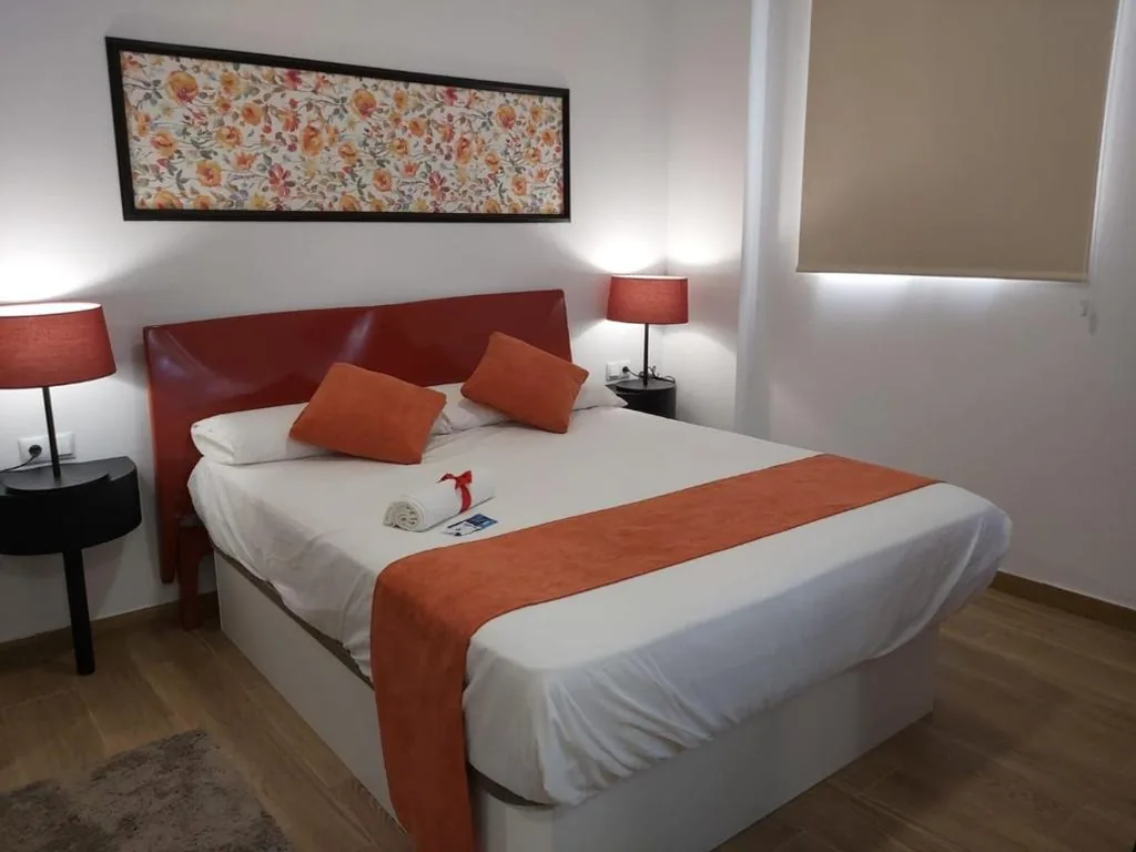 Doppelzimmer mit eigenem Bad — Apartamentos Rous - Solo adultos