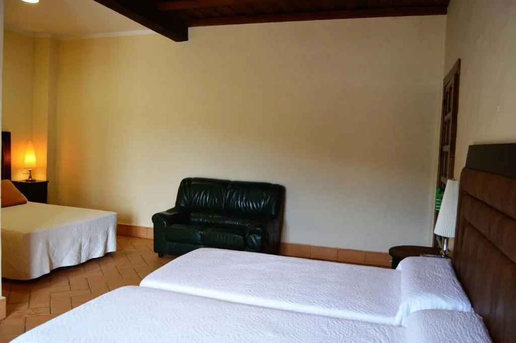 Dreibettzimmer mit Bad — Apartamentos Turísticos - Hostal Los Alisos