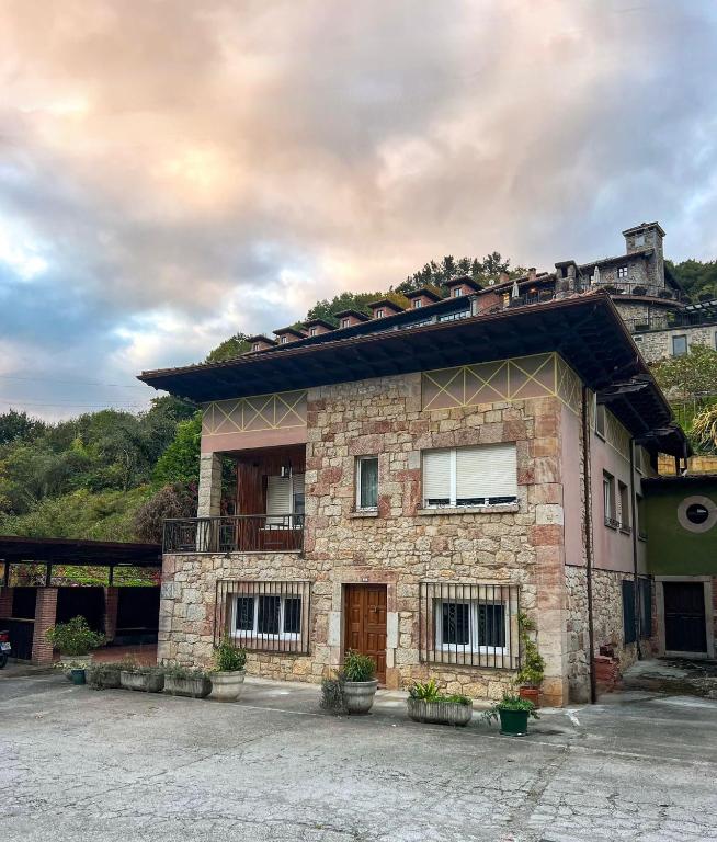 Apartamentos y Pensión El Campanu