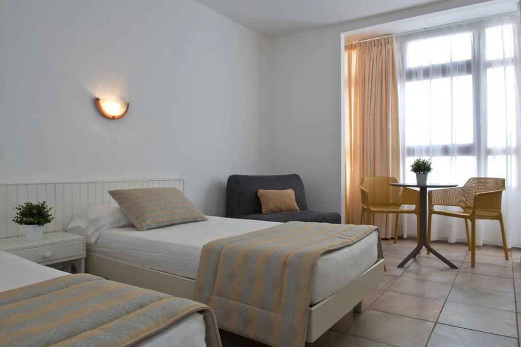 Habitación Triple Económica — ApartHotel Idafe