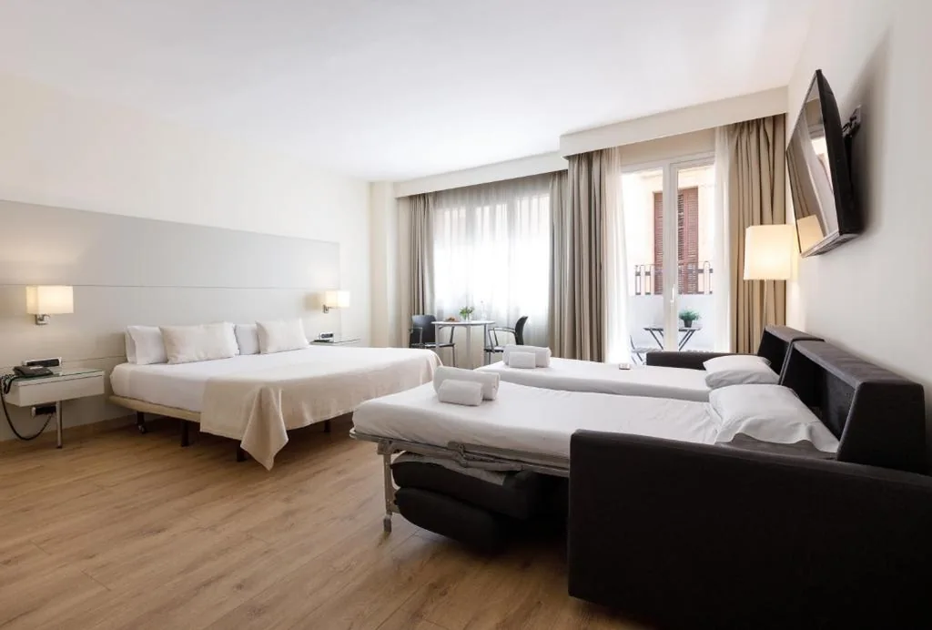 Apartamento Familiar (2 adultos + 2 niños) — Aparthotel Mariano Cubi Barcelona
