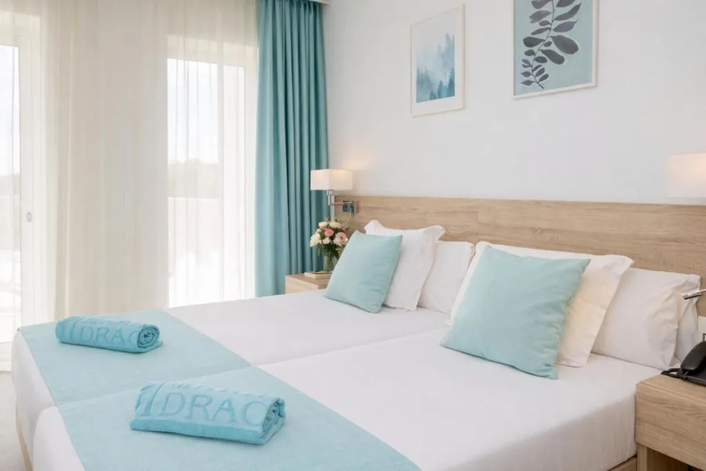 Habitación Doble con vistas a la piscina - 1 o 2 camas — Aparthotel Marina Drach